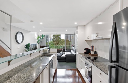 Spring Hill Apartment | Spring Hill 2BR with Pool and Balcony Views