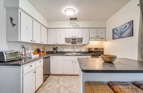 Spring Hill House | Spring Hill Home - 3 Mi to Weeki Wachee Springs!
