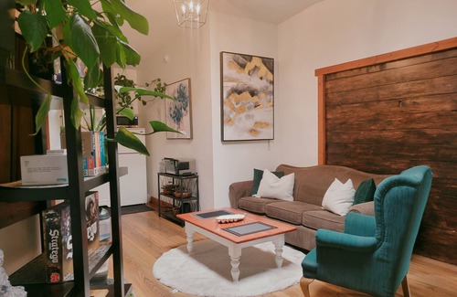 East Hill Condo | Spring is Here! 6ft Tub. Private Deck Bird Sanctuary. Pet Friendly.