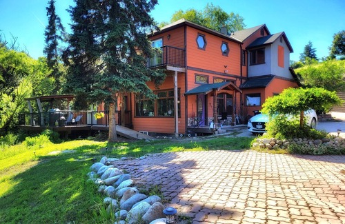 East Hill Condo | Spring is Here! 6ft Tub. Private Deck Bird Sanctuary. Pet Friendly.