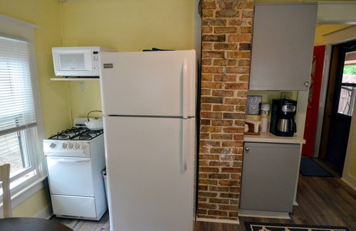 South Haven Cottage | SPRING & SUMMER COTTAGE- PERFECT LOCATION - One block to Lake Michigan