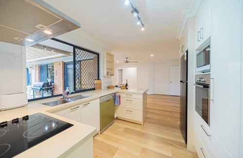Camira House | Springfield Breeze - Tranquil Family Home with Beautiful Back Garden & BBQ