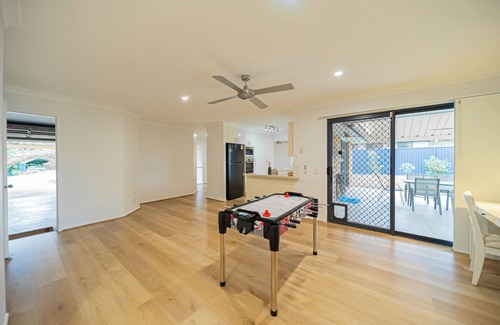 Camira House | Springfield Breeze - Tranquil Family Home with Beautiful Back Garden & BBQ