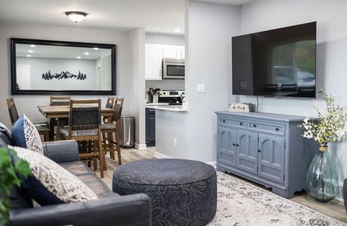 Rustic Hills House | Springs Basecamp Near Airport, Zoo & Iconic Sights