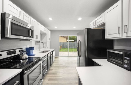 Rustic Hills House | Springs Basecamp Near Airport, Zoo & Iconic Sights