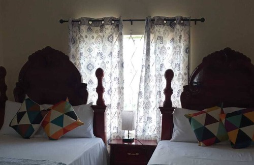 Spur Tree House | Spurtree Home Away Villa's #3
