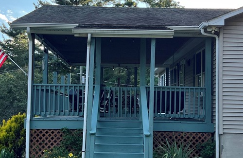 Montebello House | Spy Run Hideaway is a 1/2 mile from the Blue Ridge Parkway & pet friendly!