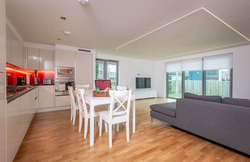 St. Andrews Apartment | Square Green | Garden Apartment With Putting Gree