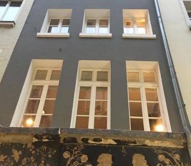 Dusseldorf Old Town Apartment | Square Rooms 20