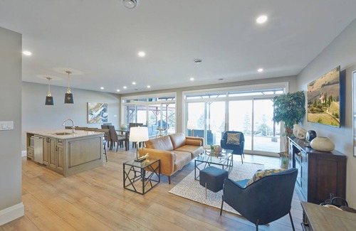 Rosemount Apartment | SRS Sunrise Suite ~ Private 2 King Apartment with Parking