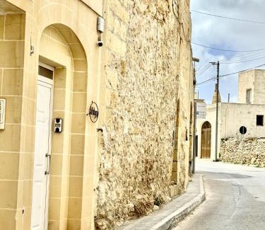 Xaghra Apartment | St Anglu Xaghra Family Stay - Lift and AC included