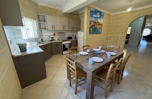 Xaghra Apartment | St Anglu Xaghra Family Stay - Lift and AC included