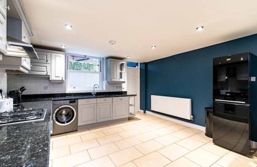 Wakefield House | St Johns, Wakefield - Self check in & free parking