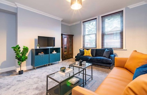 Wakefield House | St Johns, Wakefield - Self check in & free parking