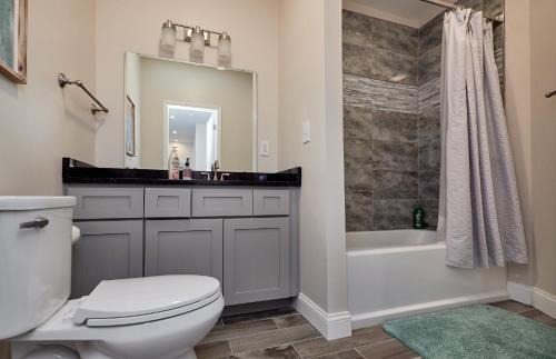 Central West End Apartment | St Louis 2BD 2BA, Forest park, BJ Hospital, Science Center, eats