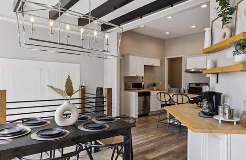 West Seventh House | St. Paul Hidden Gem close to the Xcel Center + Airport hosted by Katrina