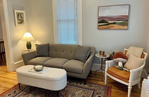 Summit - University Apartment | St. Paul's Cozy Retreat is a two bedroom unit located in the heart of St. Paul.