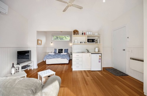 Sorrento Cottage | ST PAULS PINK BAYSIDE SELF CONTAINED COTTAGE IN SORRENTO