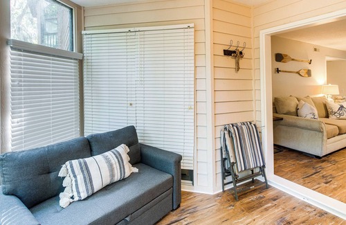 St. Simons Island Condo | St Simons Island Condo w/ Deck, Near Beaches