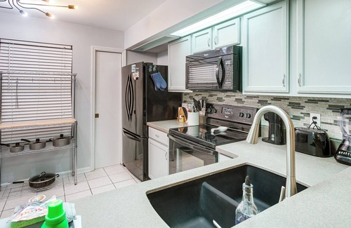 St. Simons Island Condo | St Simons Island Condo w/ Deck, Near Beaches