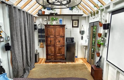 Brantingham Apartment | Stabbin Cabin 2 on Grant Island-hottub Boat Pets