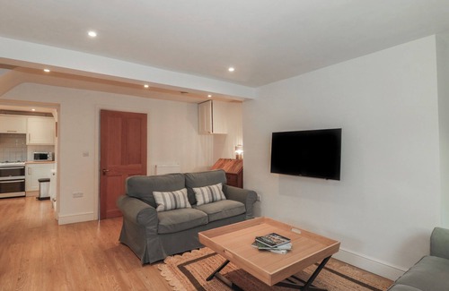 Lechlade Cottage | STABLE COTTAGE, pet friendly, with a garden in Lechlade-On-Thames