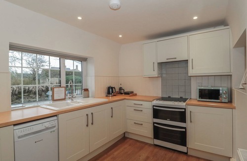 Lechlade Cottage | STABLE COTTAGE, pet friendly, with a garden in Lechlade-On-Thames