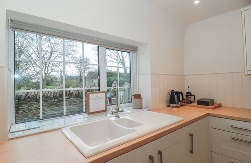 Lechlade Cottage | STABLE COTTAGE, pet friendly, with a garden in Lechlade-On-Thames