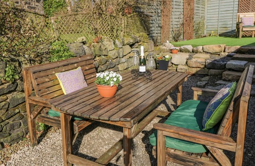 Todmorden Cottage | STABLES COTTAGE, character holiday cottage in Todmorden