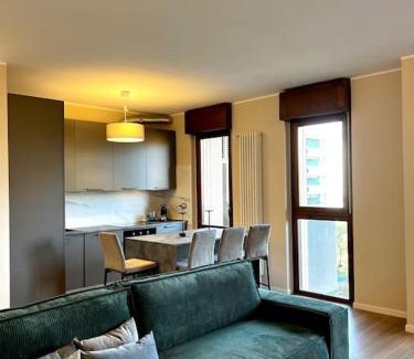 Quarto Cagnino Apartment | Stadio fiera ampio e luminoso alloggio con balcone