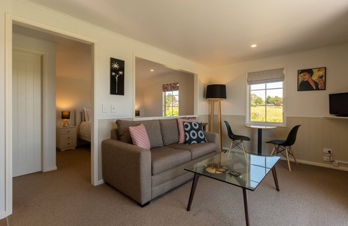 Tasman Cottage | Stan's Cottage - Seaside Vineyard Cottage with Stunning Views