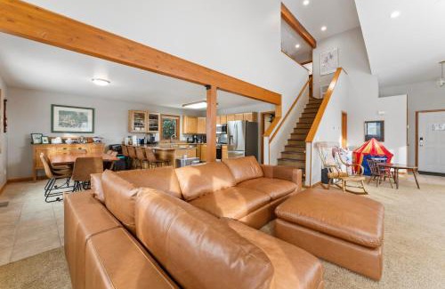 Willow Grove House | Stand-alone Mountain Home, Private Hot Tub and Deck by Summit County Mountain Retreats