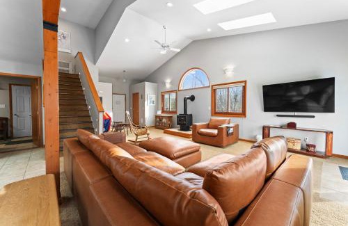 Willow Grove House | Stand-alone Mountain Home, Private Hot Tub and Deck by Summit County Mountain Retreats
