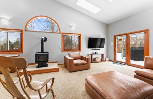 Willow Grove House | Stand-alone Mountain Home, Private Hot Tub and Deck by Summit County Mountain Retreats