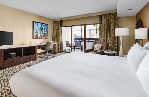 Phoenix Hotel | Standard King Room at Hilton Phoenix Airport - Free Shuttle & Oudoor Pool