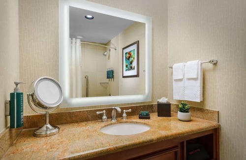 Phoenix Hotel | Standard King Room at Hilton Phoenix Airport - Free Shuttle & Oudoor Pool