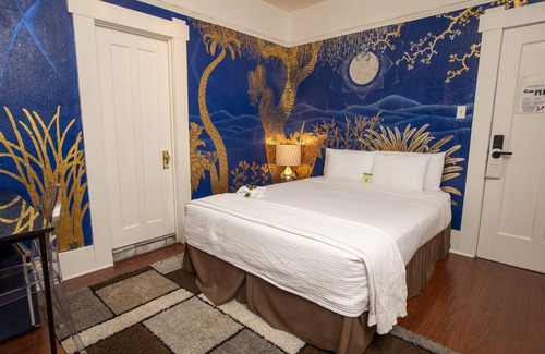 Union Square House | Standard Queen Room w/Ensuite Bathroom