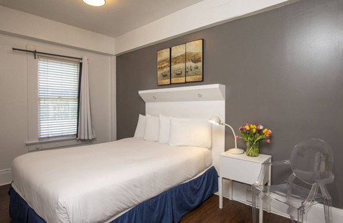 Civic Center Hotel | Standard Queen Room with Ensuite Bathroom