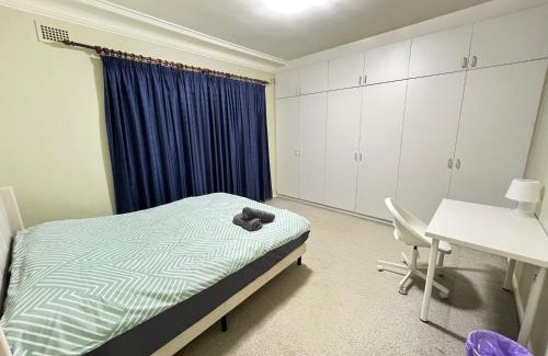 Rydalmere House | Standard Queen Room in Two Story House - R1