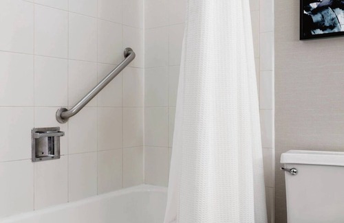 Iselin Hotel | Standard Room with 2 Beds at Delta Hotels by Marriott Woodbridge, 3 Units