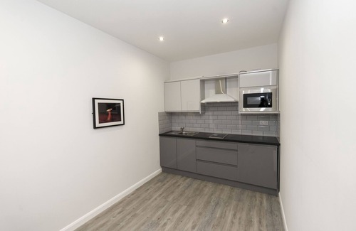 Scunthorpe Apartment | standard studio suite with en suite bathroom