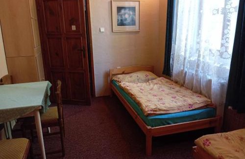 Cakova House | Stará škola - třílůžkový pokoj v pohodlí a klidu
