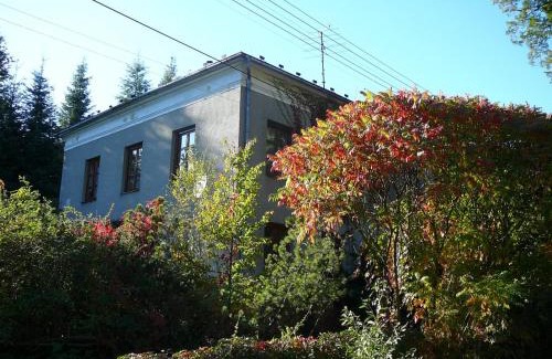 Cakova House | Stará škola - třílůžkový pokoj v pohodlí a klidu