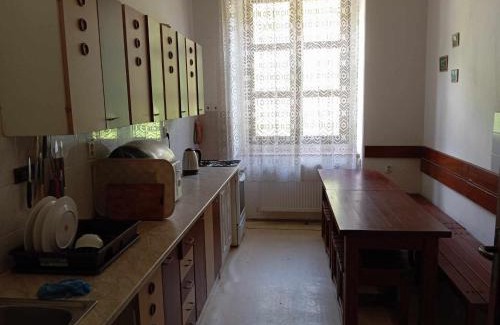 Cakova House | Stará škola - třílůžkový pokoj v pohodlí a klidu