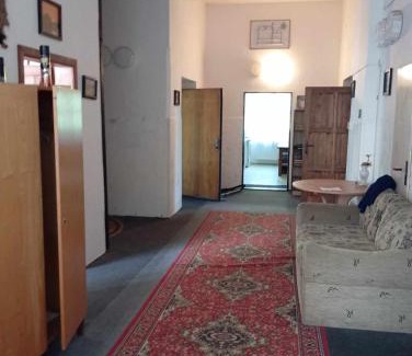 Cakova House | Stará škola - třílůžkový pokoj v pohodlí a klidu