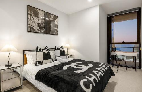 Broadbeach Apartment | Star Residences Tower - Statement Vogue Themed Apartment
