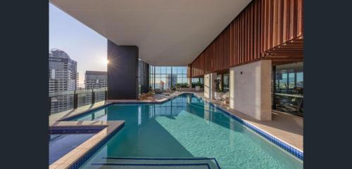 Broadbeach Apartment | Star Residences Tower - Statement Vogue Themed Apartment