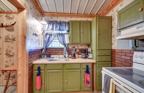 Crowell Cabin | Stargaze, Hike & Kayak: Cabin Near Copper Breaks!