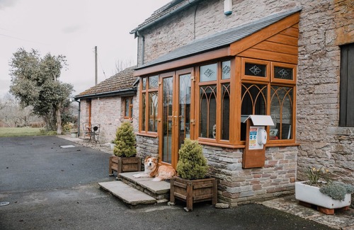 Westbrook Court Apartment | STARGAZER'S LOFT, romantic, character holiday cottage in Hay-On-Wye