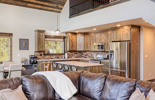 Crescent Ski Chalet | Stargazing~LuxuryChalet~MinstoWillamettePass~Theater~Arcade~CraterLake~3KingBeds